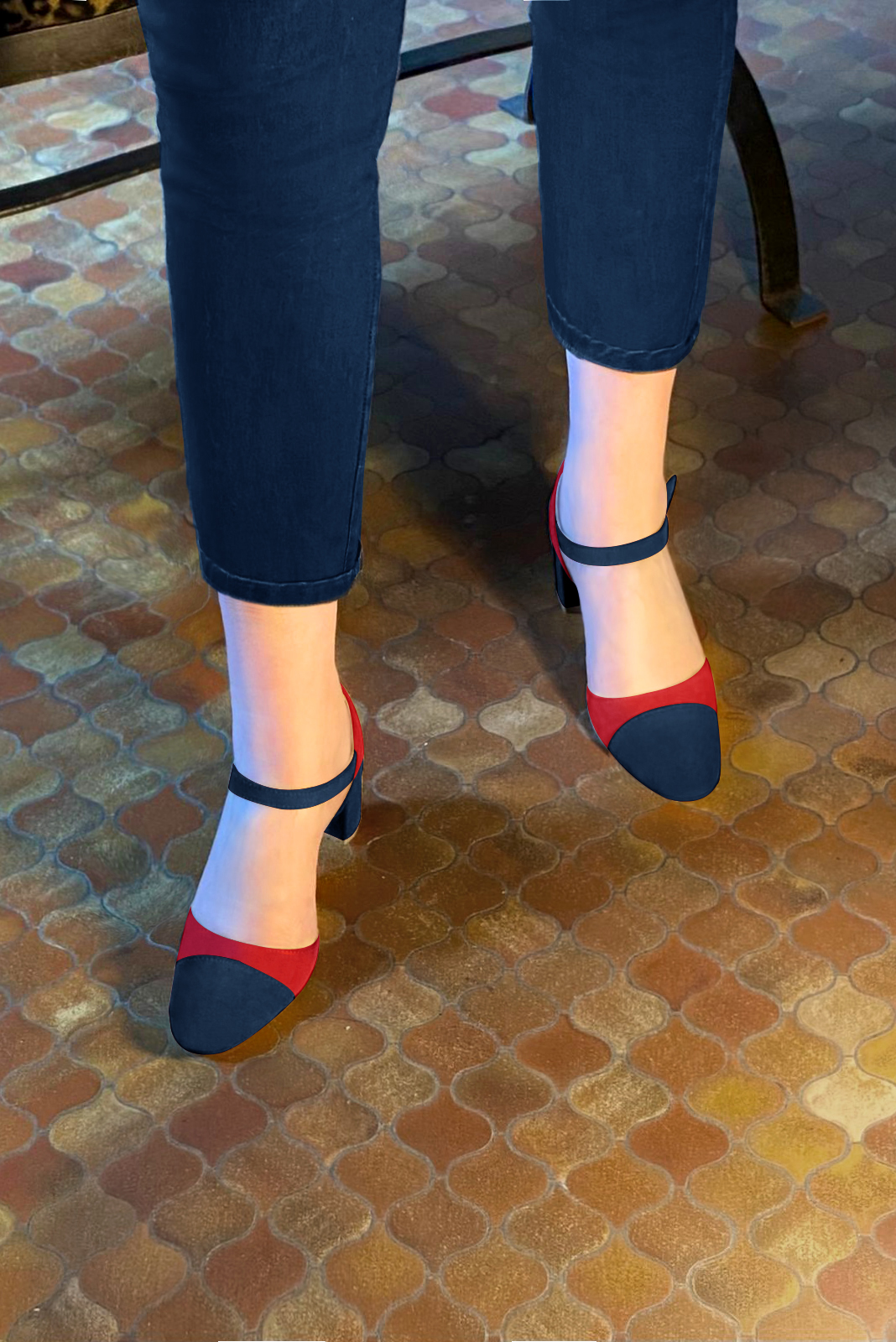 Chaussures habillées, élégantes et raffinées, ouvertes sur les côtés, avec une bride sur le cou-de-pied, coloris bleu marine et rouge carmin. Bout rond. Mi-haut à haut. Talon bottier. Cérémonie, soirée, cocktail, évènementiel. Personnalisation : Choix des cuirs, 
                des couleurs et des talons. Petites et grandes pointures. - Florence KOOIJMAN